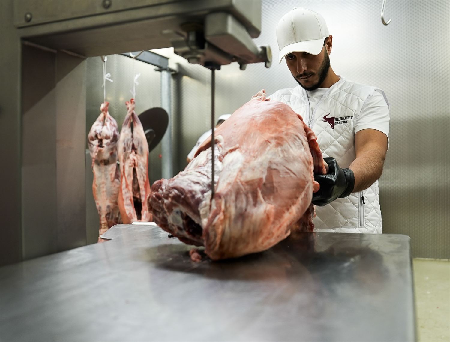 Fleischer bei der Zerlegung in der Produktion von Bereket Gastro